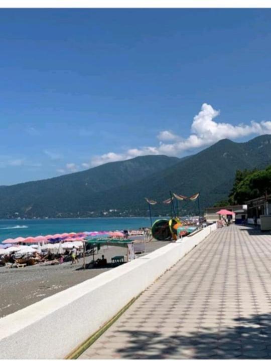 Гостевой Дом Белый Лотос Gagra Buitenkant foto