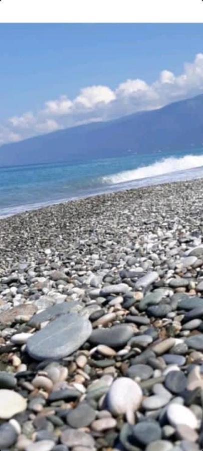 Гостевой Дом Белый Лотос Gagra Buitenkant foto